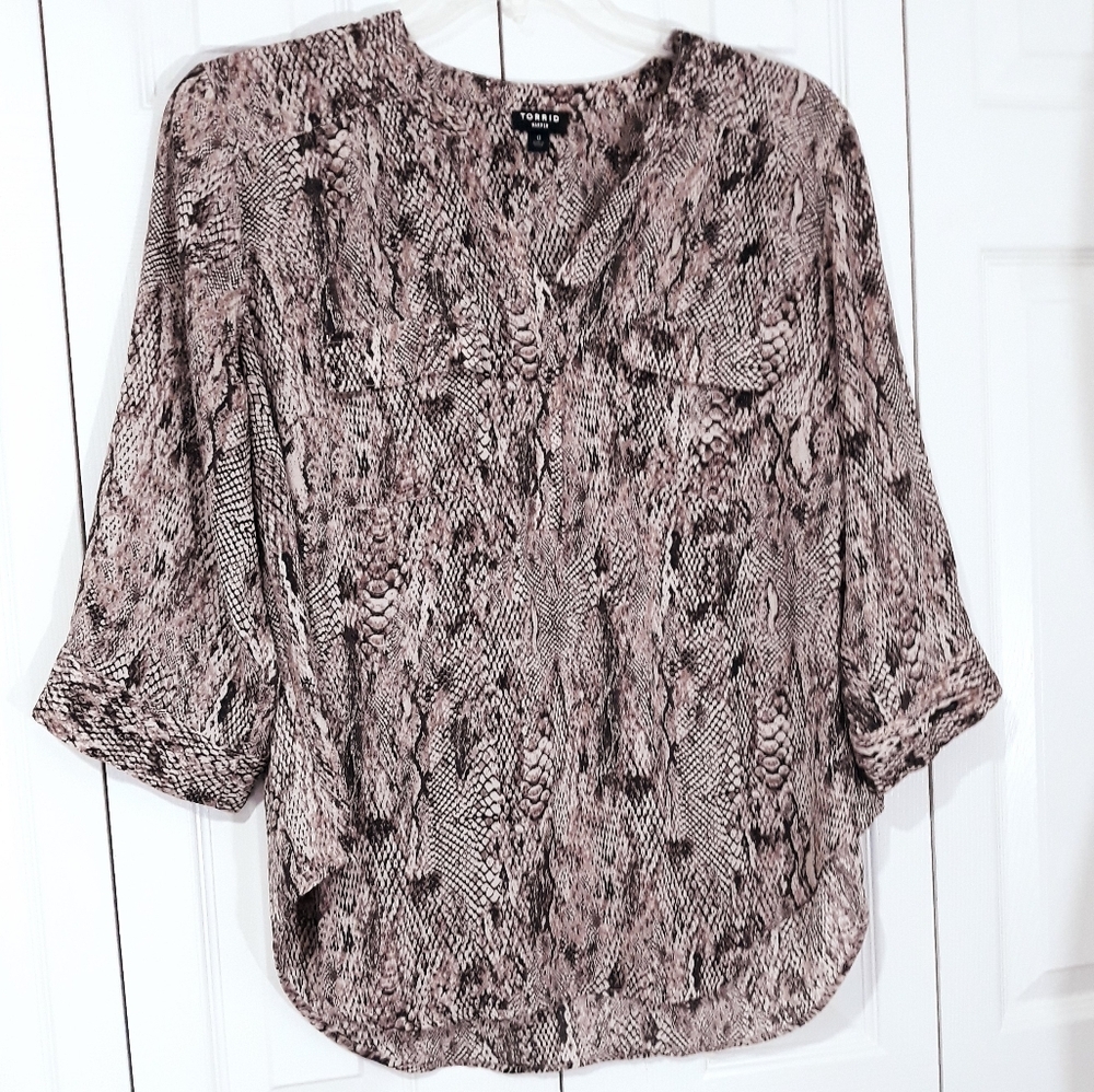 Torrid Snake Print Blouse With Front Pockets Sleeves V_Neck Size 0 (12)